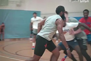 又快又壯節(jié)奏又好！火箭哈登野球場(chǎng)軍訓(xùn)各種防守！